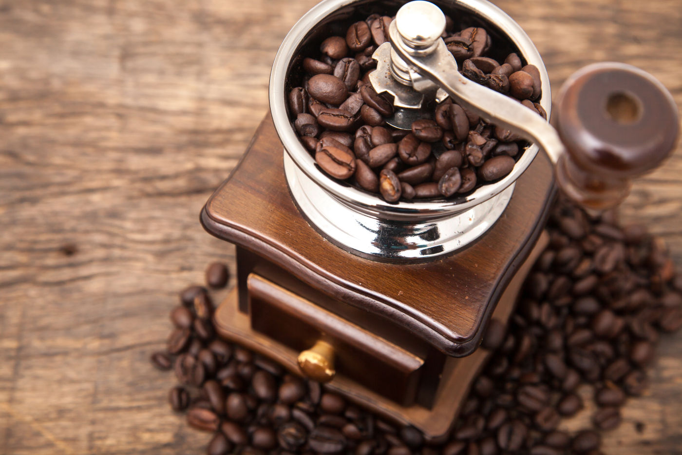 Кофе. Натуральный зерновой кофе. Кофе зерна кофемолка. Кофе и кофейные зерна.