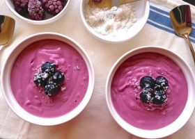 طريقة عمل الزبادي بالتوت