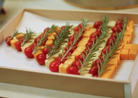 طريقة عمل شجرة كريسماس بالجبنة والروز ماري