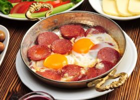 طريقة عمل بيض بالسلامي