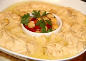 طريقه عمل سلطة الحمص بالطحينة