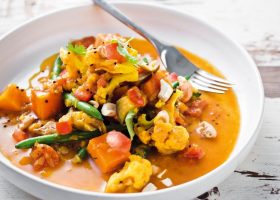 طريقة عمل طاجن الخضار بالكارى