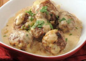 طريقة عمل كرات اللحم بصوص الحليب