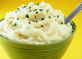 طريقة عمل بيوريه البطاطس الأخضر