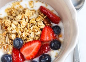 طريقة عمل سلطة الفواكه بالزبادي