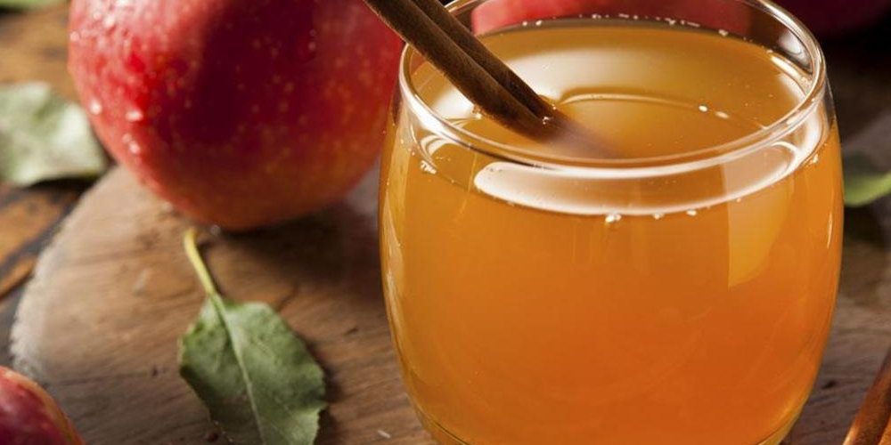 طريقة عمل عصير التفاح الساخن بالقرفة