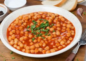 طريقة عمل حمص بالصلصة والبابريكا