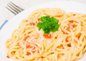 طريقة عمل المكرونة بالكريمة و البابريكا