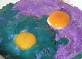 طريقة عمل بيض ملون