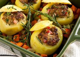 طريقة عمل بطاطس محشية باللحم المفروم