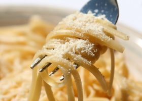 طريقة عمل مكرونة اسباجيتي بالجبن الرومي