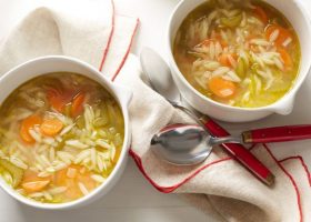 طريقة عمل شوربه لسان العصفور بالخضار