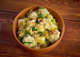 طريقة عمل سلطة البطاطس بالمستردة