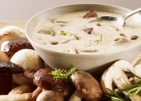 طريقة عمل شوربة المشروم بالزبدة