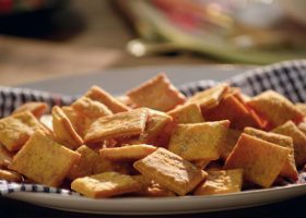 طريقة عمل كراكرز الجبنة