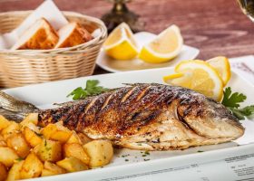 طريقة عمل صينية سمك بالبطاطس والليمون