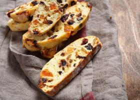 طريقة عمل البسكويت الايطالي بالزبيب والفواكه المجففة