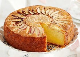 طريقة عمل كيك التفاح بالزبيب