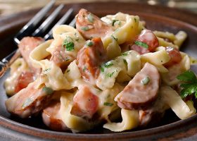 طريقة عمل مكرونة ألفريدو بالسوسيس