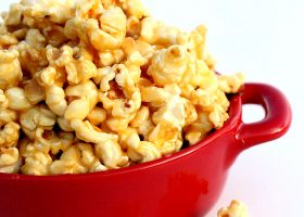 طريقة عمل الفشار بالكراميل