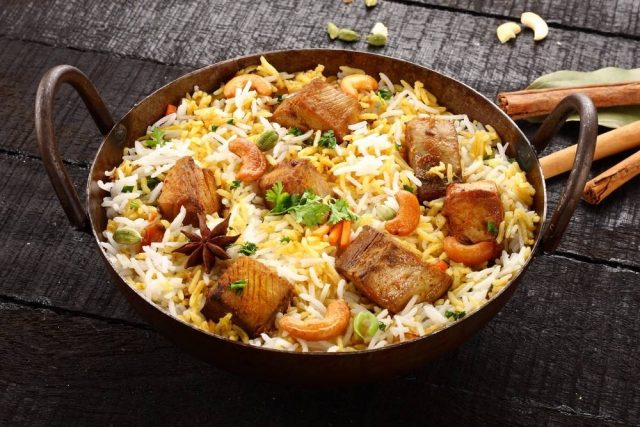 طريقة عمل الأرز بقطع السمك