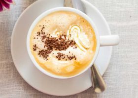 طريقة عمل الكابتشينو بالقشطة