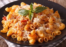 طريقة عمل المكرونة المحمرة بالثوم و البصل