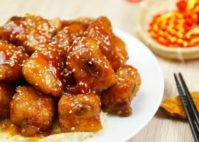 طريقة عمل مكعبات الدجاج بالسمسم والعسل