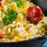 طريقة عمل البيض بالطماطم و الجبن الفيتا