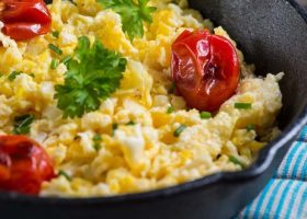 طريقة عمل البيض بالطماطم و الجبن الفيتا