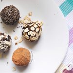 طريقة عمل كرات المكسرات والفواكة المجففة