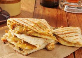 طريقة عمل كاساديا الدجاج بالبصل