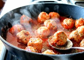 طريقة عمل كرات الدجاج بالطماطم والزعفران