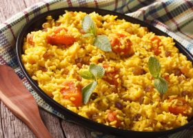 طريقة عمل الأرز الأصفر بالمشمش المجفف