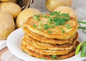 طريقة عمل فطيرة بطاطس بالجبنة الرومي