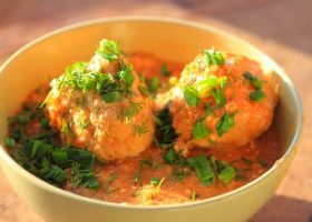 طريقة عمل كرات الدجاج بالكارى