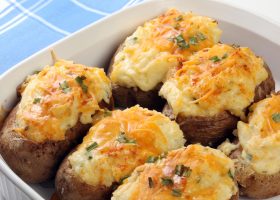 طريقة عمل بطاطس محشية بالجبن والسبانخ
