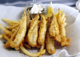 طريقة عمل سمك السردين المقلى مع الجبن البارميزان