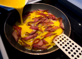 طريقة عمل بيض بالبسطرمة