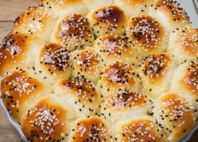 طريقة عمل خلية النحل بالجبن الفيتا