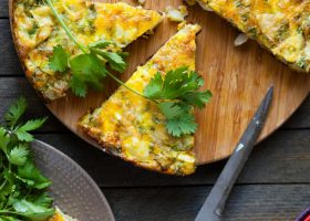 طريقة عمل عجة بالخضار والفيتا