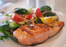 طريقة عمل السلمون المشوي