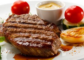 طريقة عمل ستيك اللحم بالثوم وصوص البرتقال