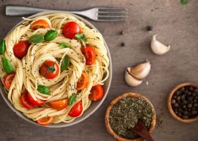 طريقةعمل مكرونة بالأنشوجة