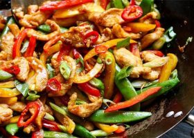 طريقة عمل دجاج بالخضار والصويا صوص