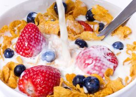 طريقة عمل سلطة الفواكه بالكورن فليكس