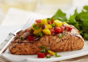 طريقة عمل ستيك السلمون المشوى