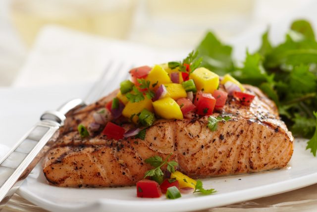 طيقة عمل ستيك السلمون المشوى