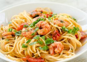 طريقة عمل مكرونة بوكاتيني بالجمبري و الثوم