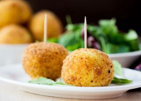 طريقة عمل كرات الأرز بالجبن